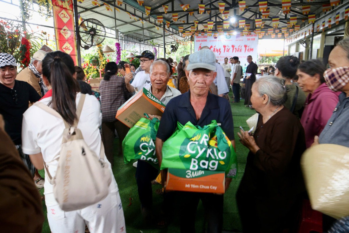 Phật tử nhận quà từ thiện