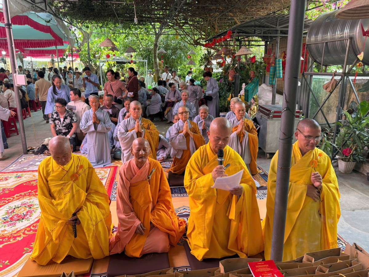 Hoạt động dâng hương tưởng niệm