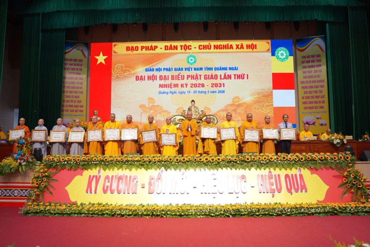 Trao bằng tuyên dương công đức tại Đại hội