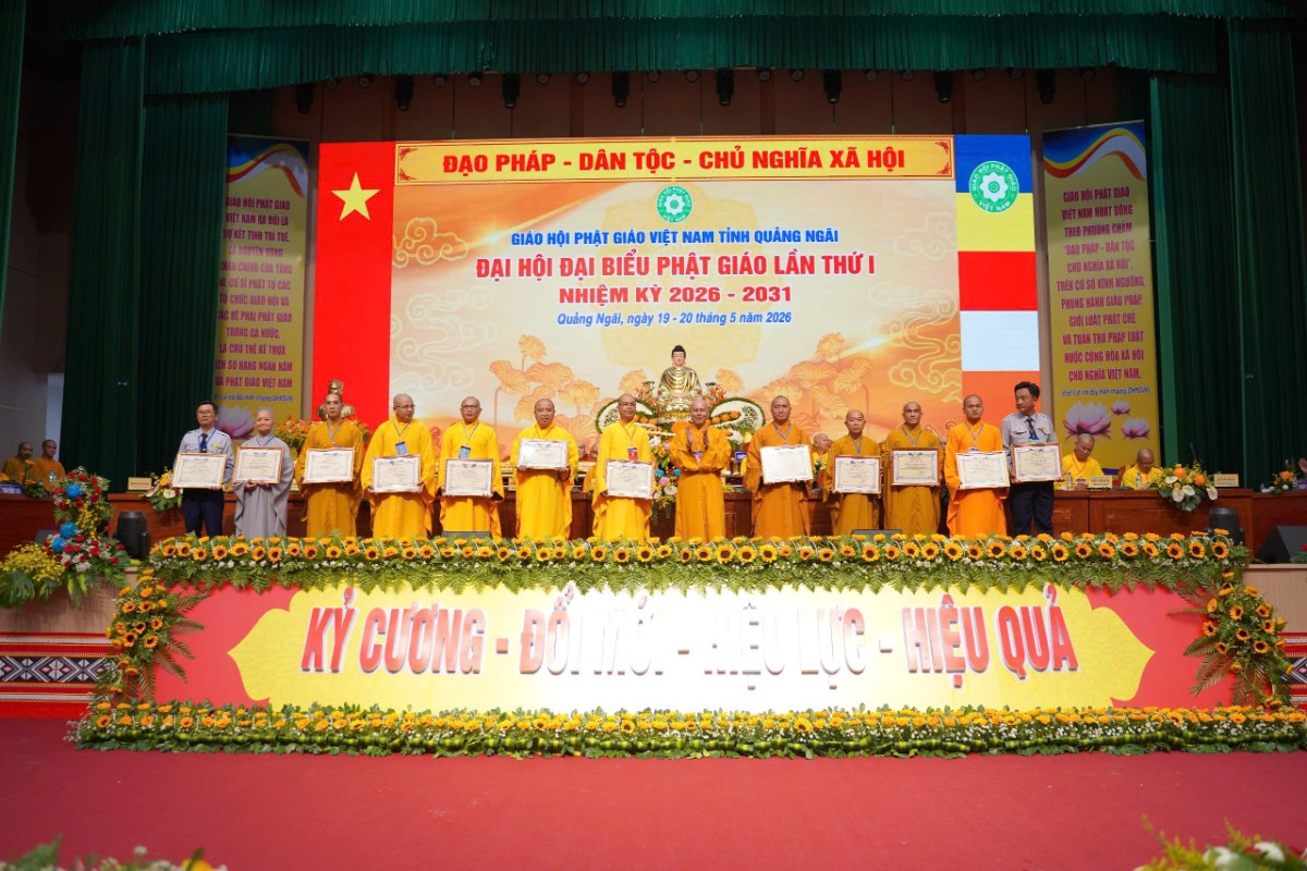 Trao bằng tuyên dương công đức tại Đại hội