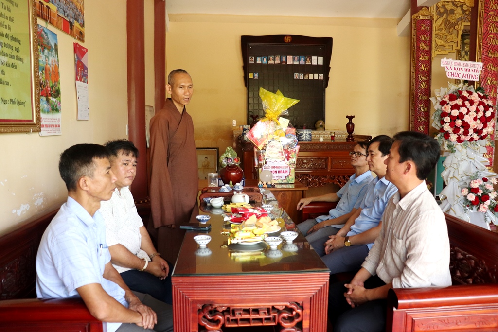 Đại đức Thích Nhuận Dương tiếp đoàn lãnh đạo xã Kon Braih