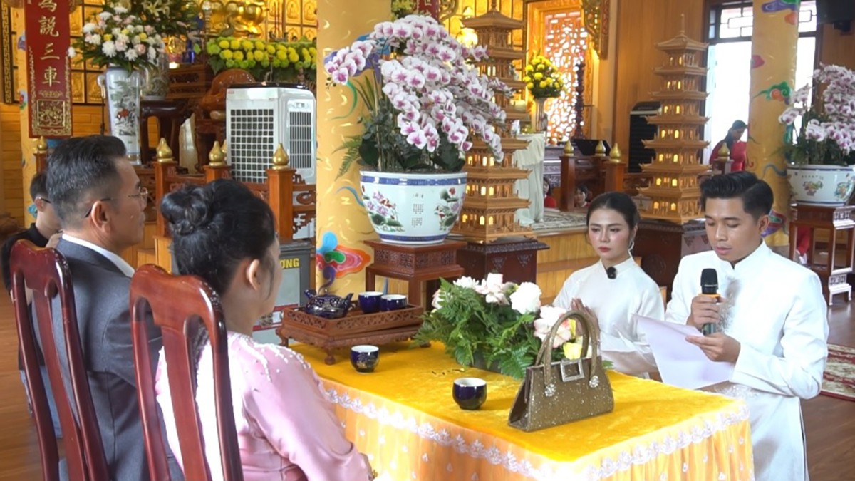 Đôi tân lang tân nương dâng lời tri ân đến song thân