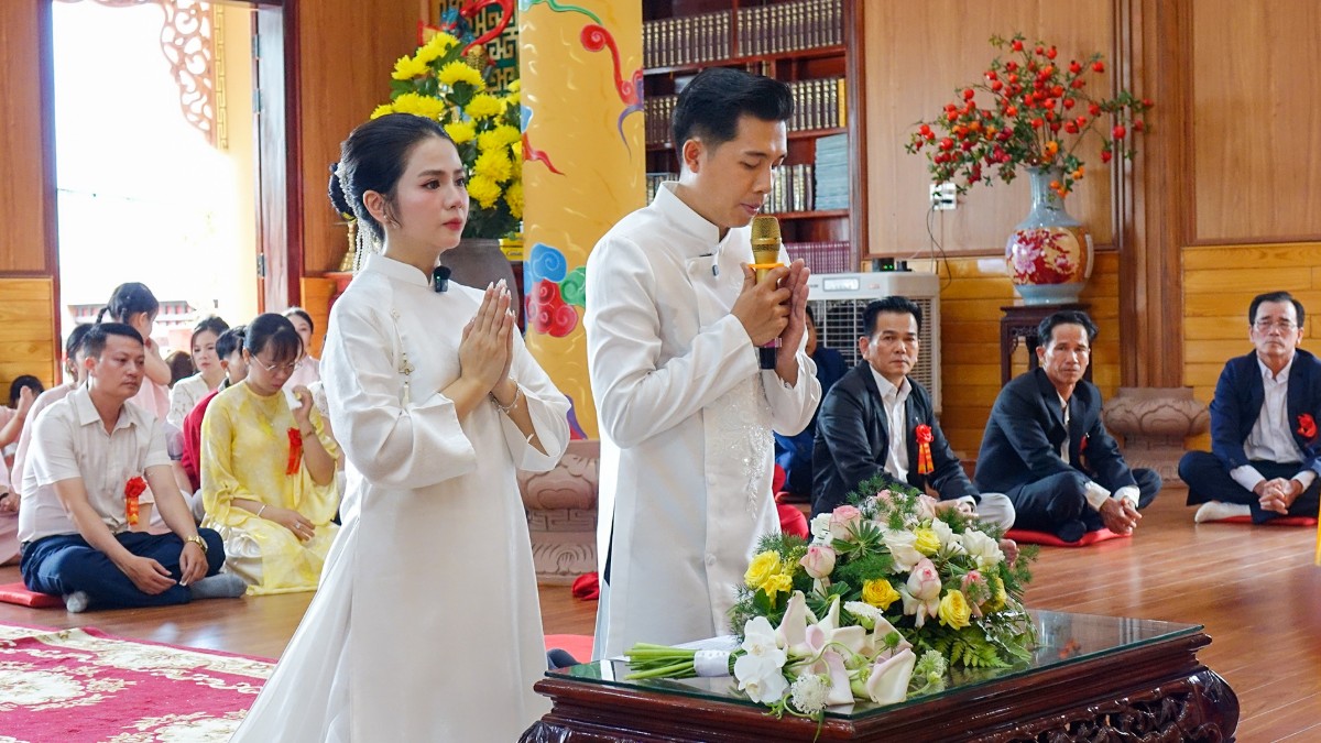 Đôi tân lang tân nương phát nguyện trước Tam bảo