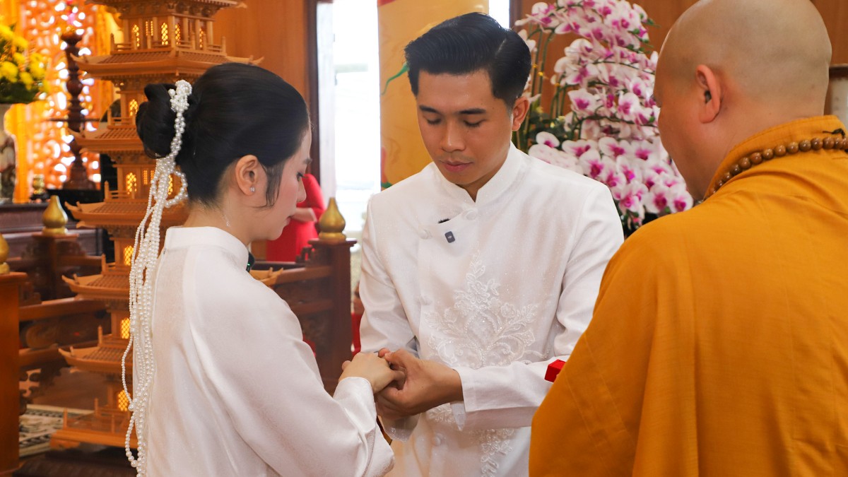 Nghi thức trao nhẫn trong lễ hằng thuận