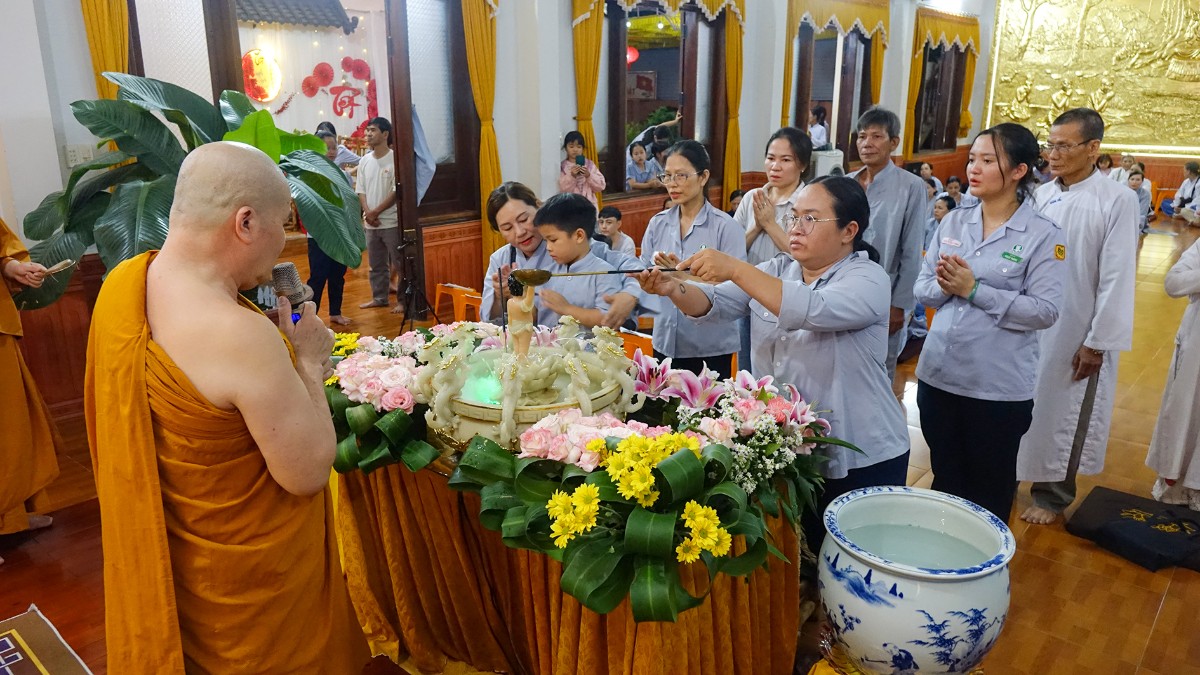 Phật tử thực hiện nghi thức Tắm Phật tại Tịnh xá Ngọc Hạnh