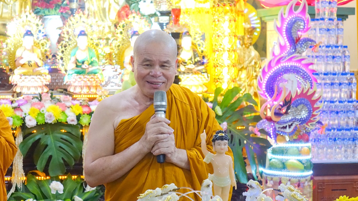 Thượng tọa Thích Giác Bửu ban pháp thoại mùa Phật đản