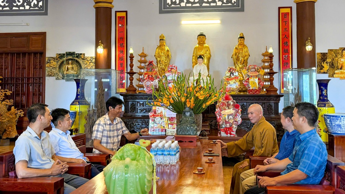 Đoàn Công an tỉnh thăm chùa Khánh Lâm mùa Phật đản