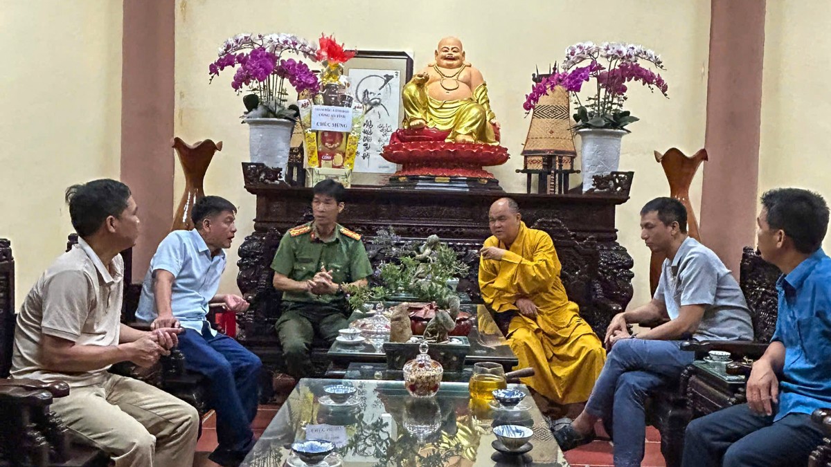Không khí thân tình tại buổi thăm chúc mừng Phật đản