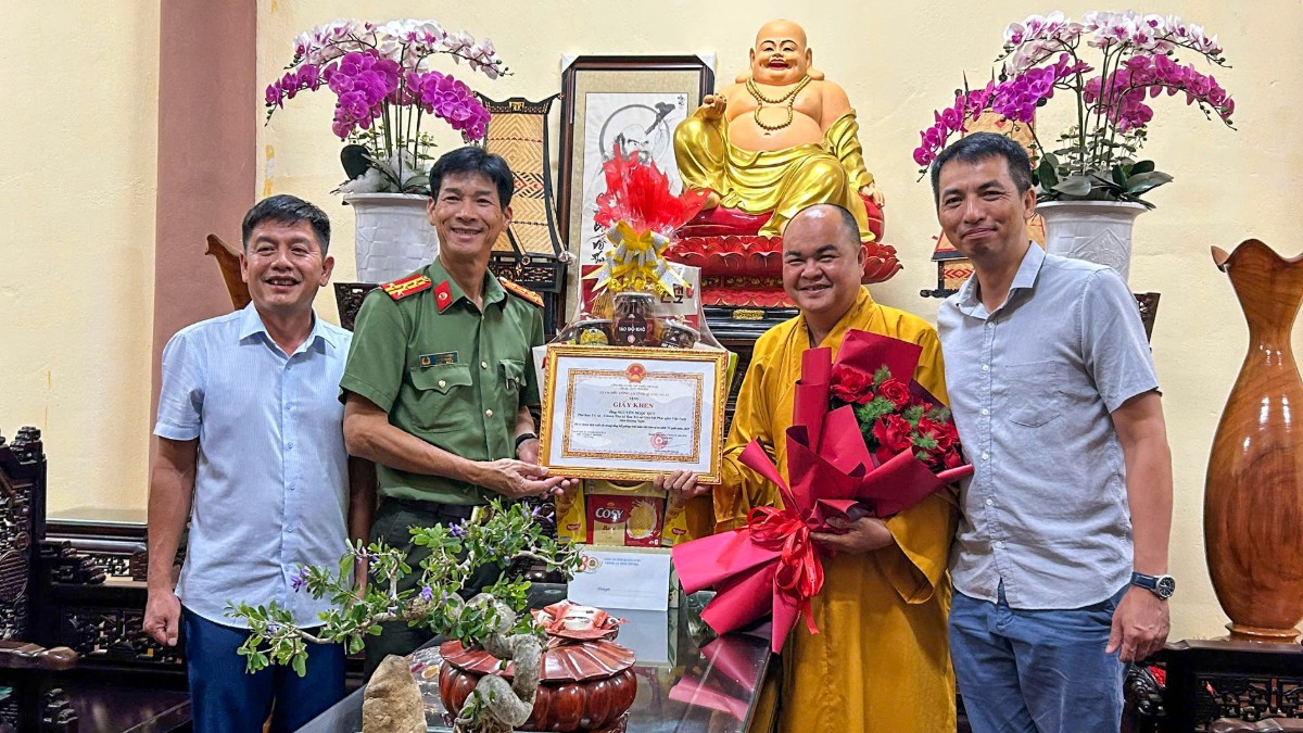 Trao giấy khen cho Thượng tọa Thích Nhuận Pháp
