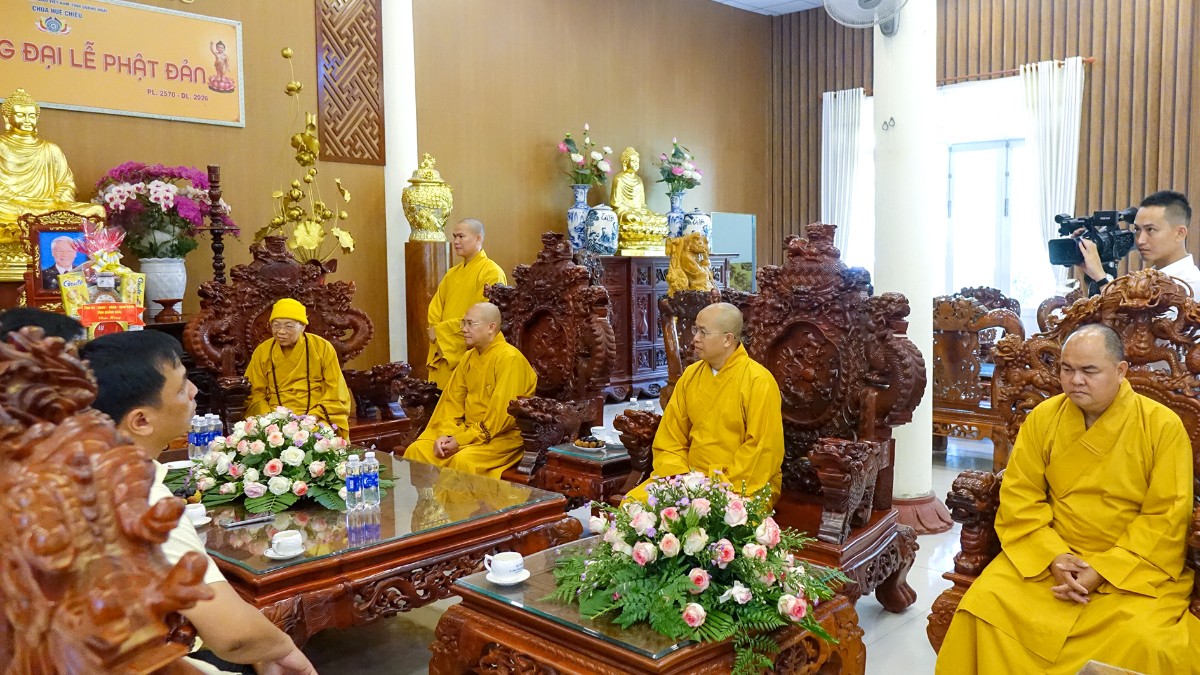 Hòa thượng Thích Quảng Xả tiếp đoàn lãnh đạo tỉnh Quảng Ngãi