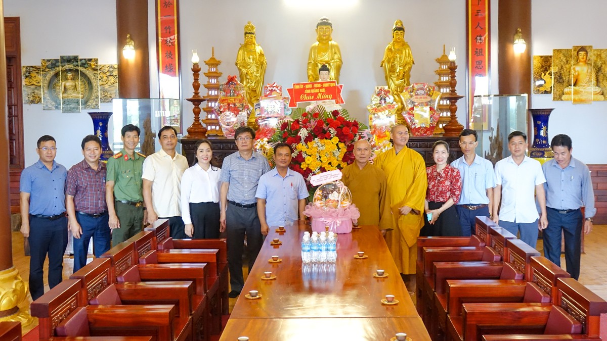 Lãnh đạo tỉnh Quảng Ngãi thăm chùa Khánh Lâm mùa Phật đản