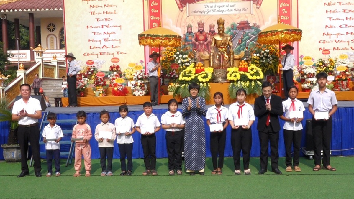 Trao học bổng Hùng Vương cho học sinh