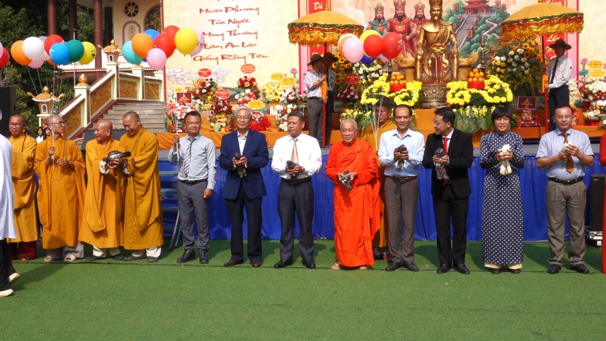 Thả chim bồ câu cầu nguyện hòa bình