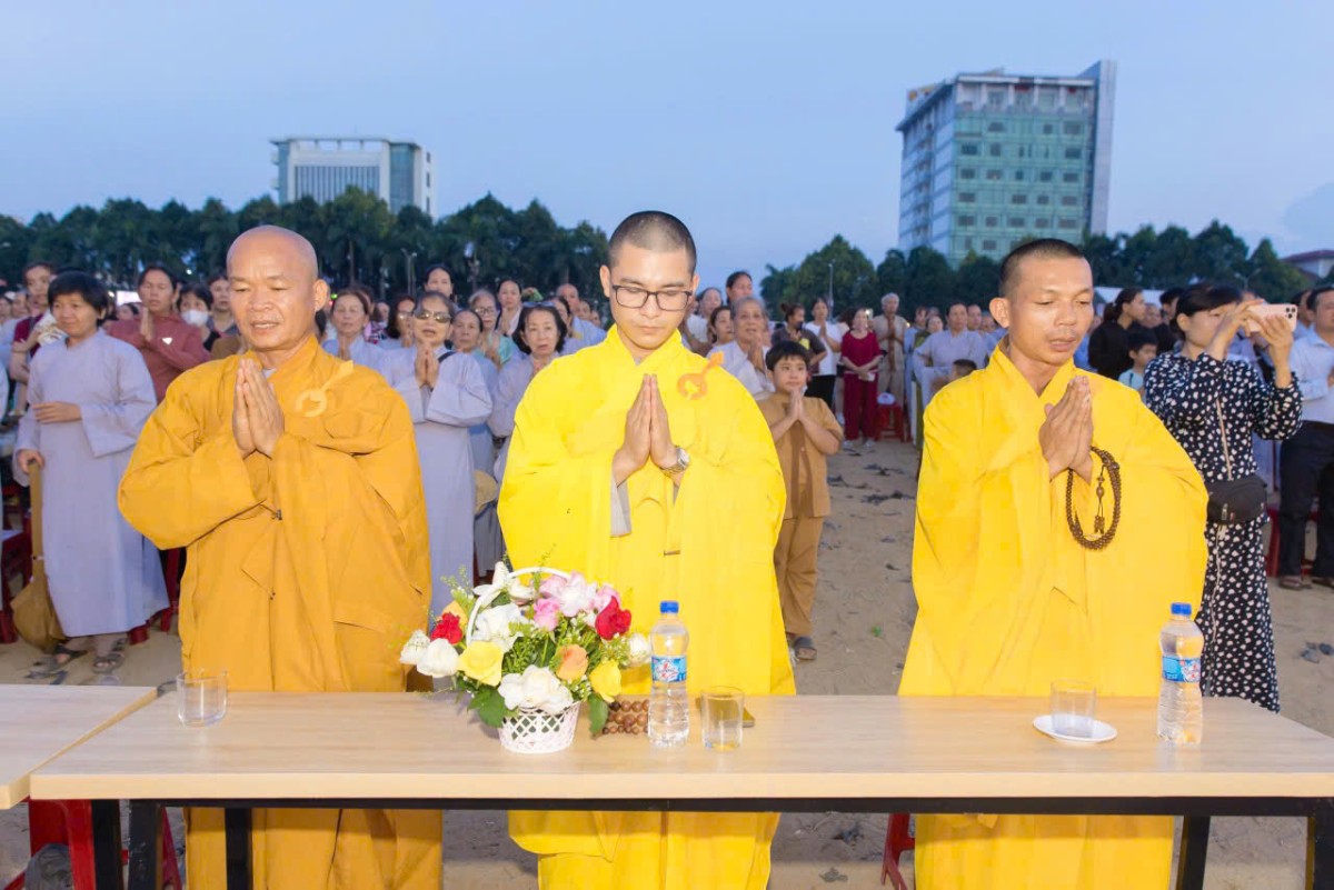 Chư Tôn đức tham dự lễ hạ thủy hoa sen trên sông Trà Khúc