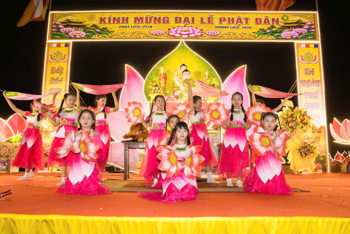 Không khí mùa Phật đản trên sông Trà Khúc Quảng Ngãi