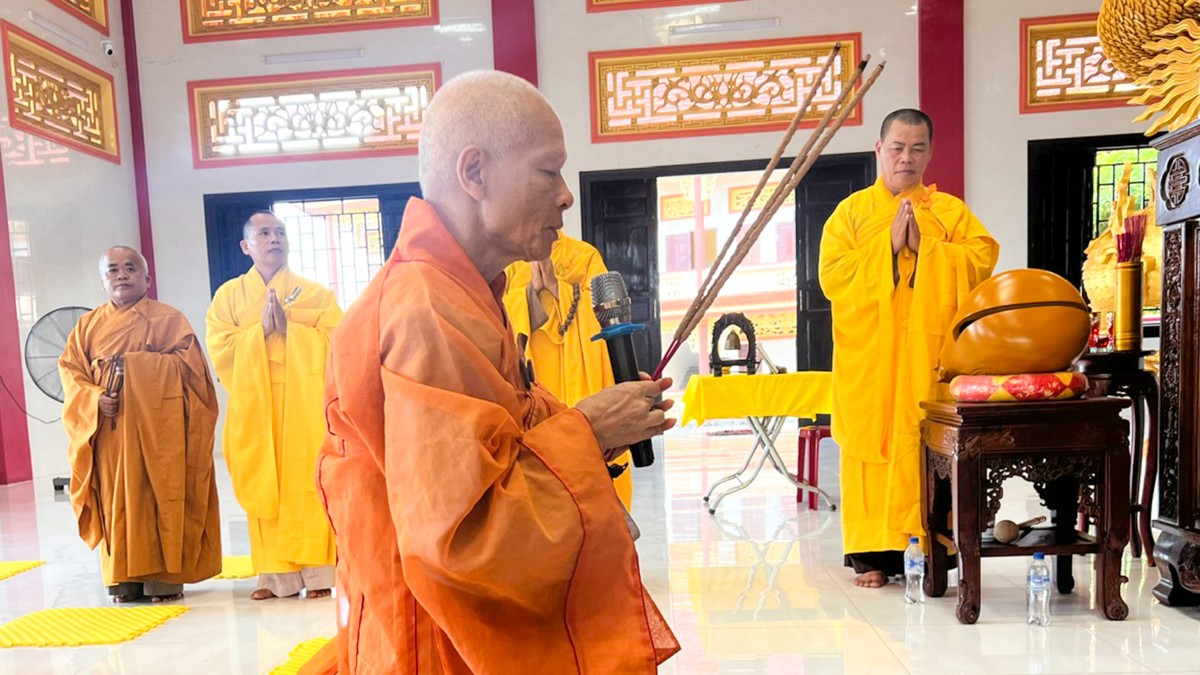 Hòa thượng Thích Thông Hội chủ trì lễ an cư tại Lý Sơn