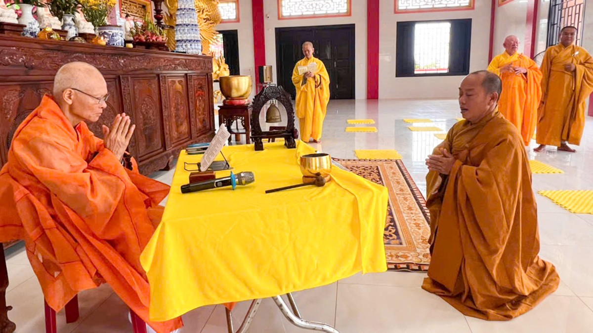 Chư Tăng Ni tác pháp thọ an cư tại chùa Hải Lâm