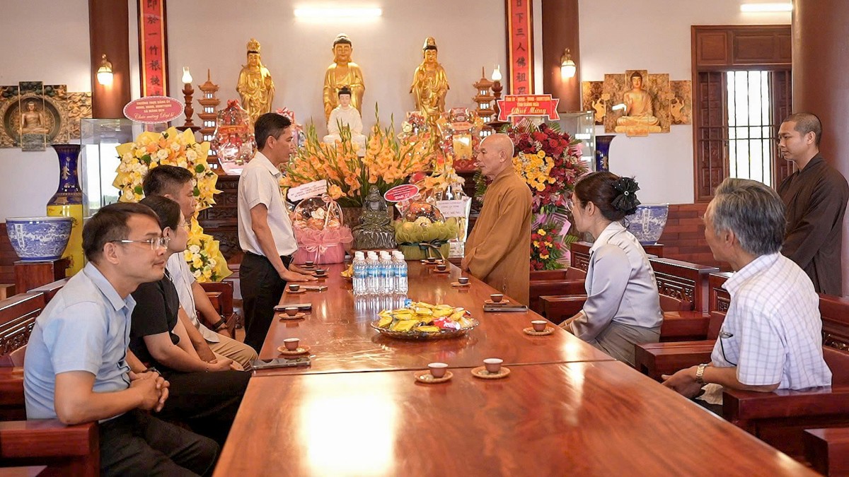 Lãnh đạo xã Măng Đen thăm chùa Khánh Lâm mùa Phật đản 2026