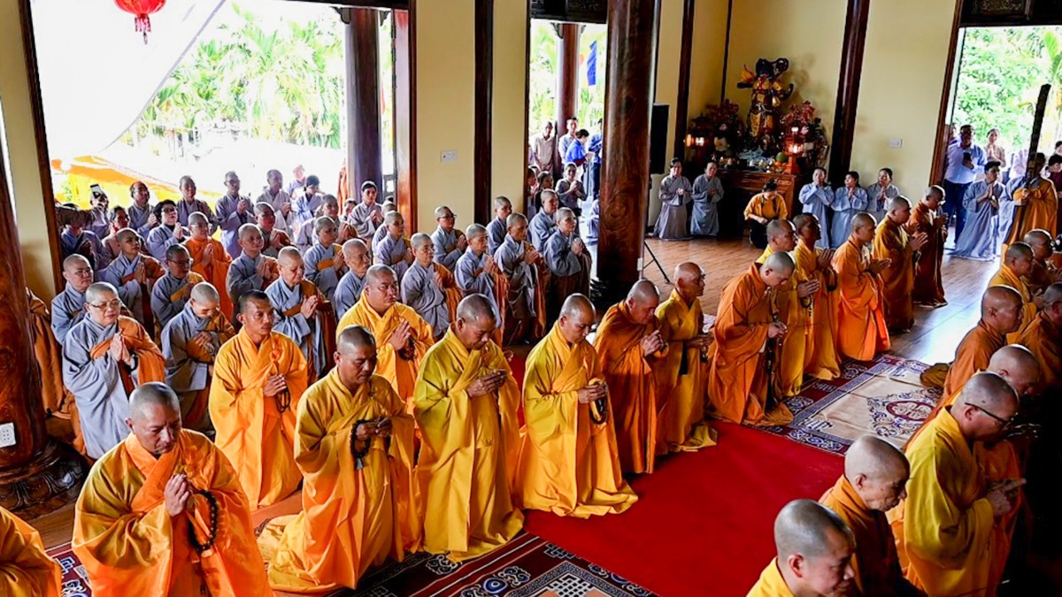 Chư tôn đức niêm hương bạch Phật