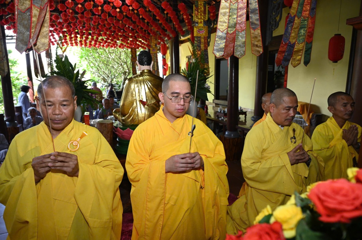 Chư Tôn đức dâng hương tưởng niệm cố Hòa thượng Thích Trừng Nhơn