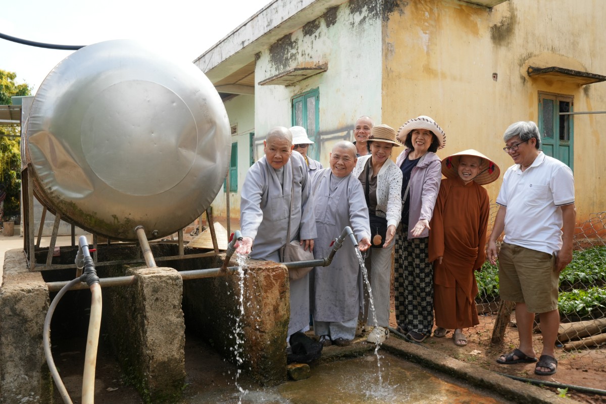 Bàn giao giếng nước tại Sa Bình