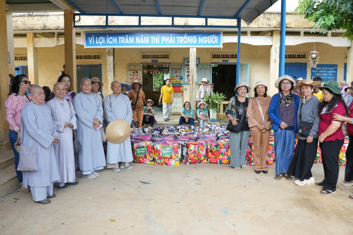 Chương trình trao quà buổi tối