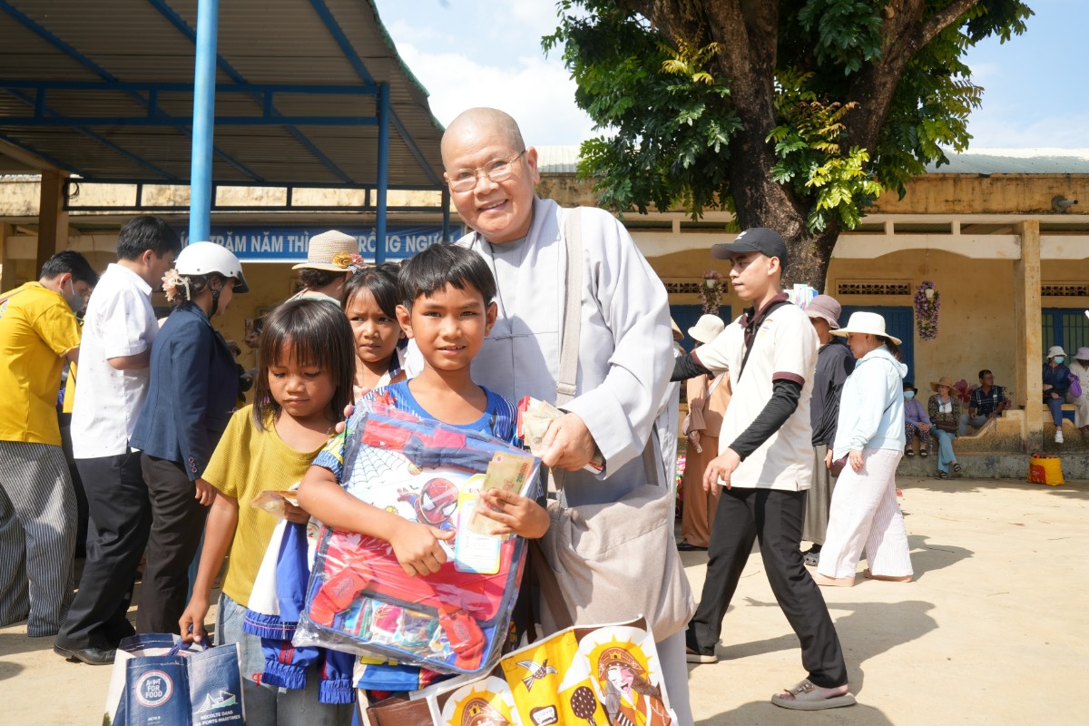 Trao quà cho học sinh vùng khó