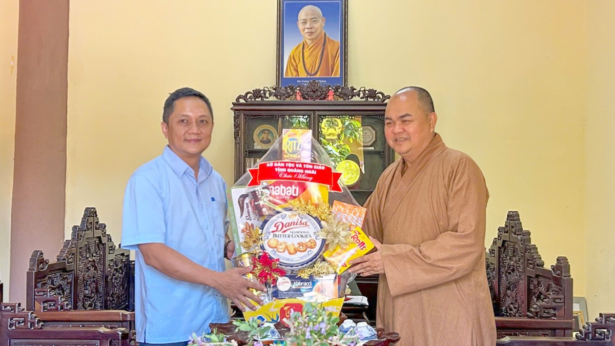 Đại diện Sở Dân tộc và Tôn giáo tỉnh Quảng Ngãi thăm chùa Khánh Sơn