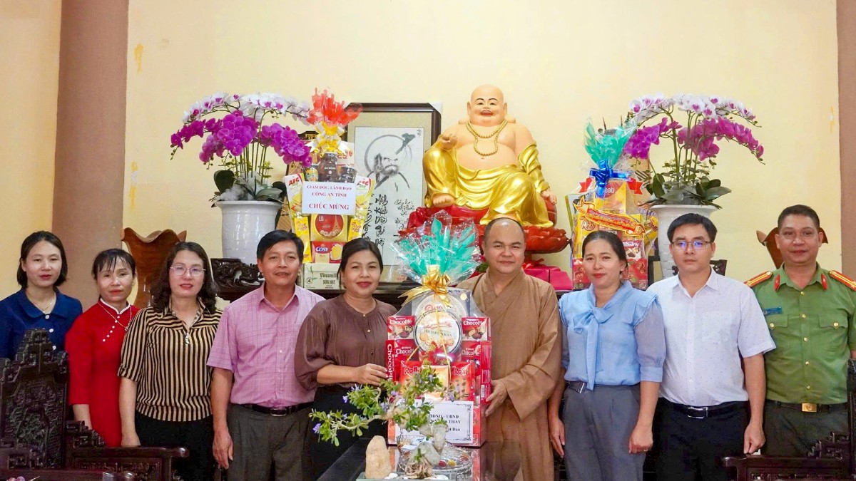 Lãnh đạo địa phương thăm chùa Khánh Sơn mùa Phật đản 2026