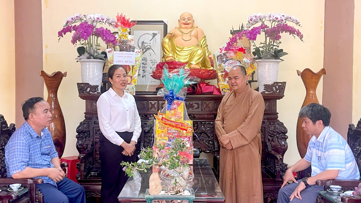Lãnh đạo địa phương chúc mừng Đại lễ Phật đản tại chùa Khánh Sơn