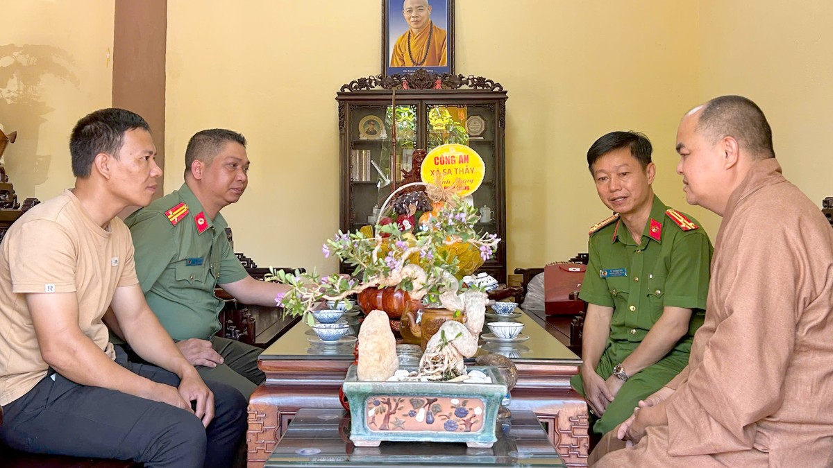 Chư Tôn đức chùa Khánh Sơn đón tiếp các phái đoàn địa phương