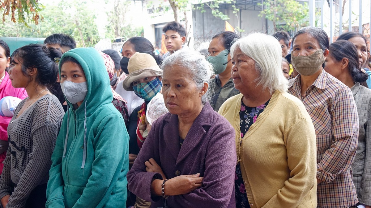Phật giáo trao quà người dân khó khăn