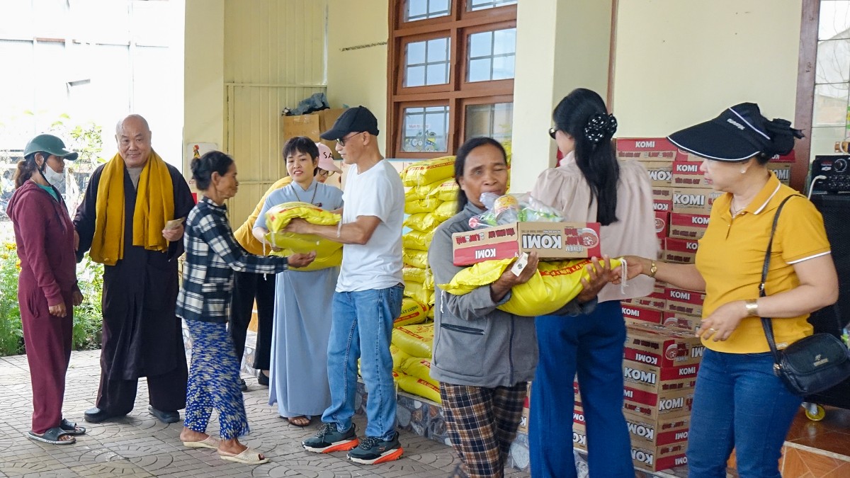 Trao quà từ thiện Kon Tum