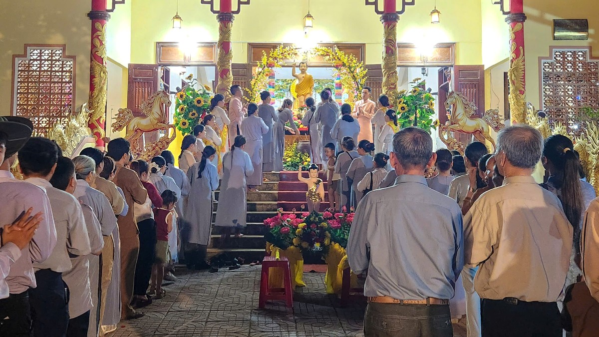 Phật tử tham gia lễ Phật đản tại chùa Linh Tiên