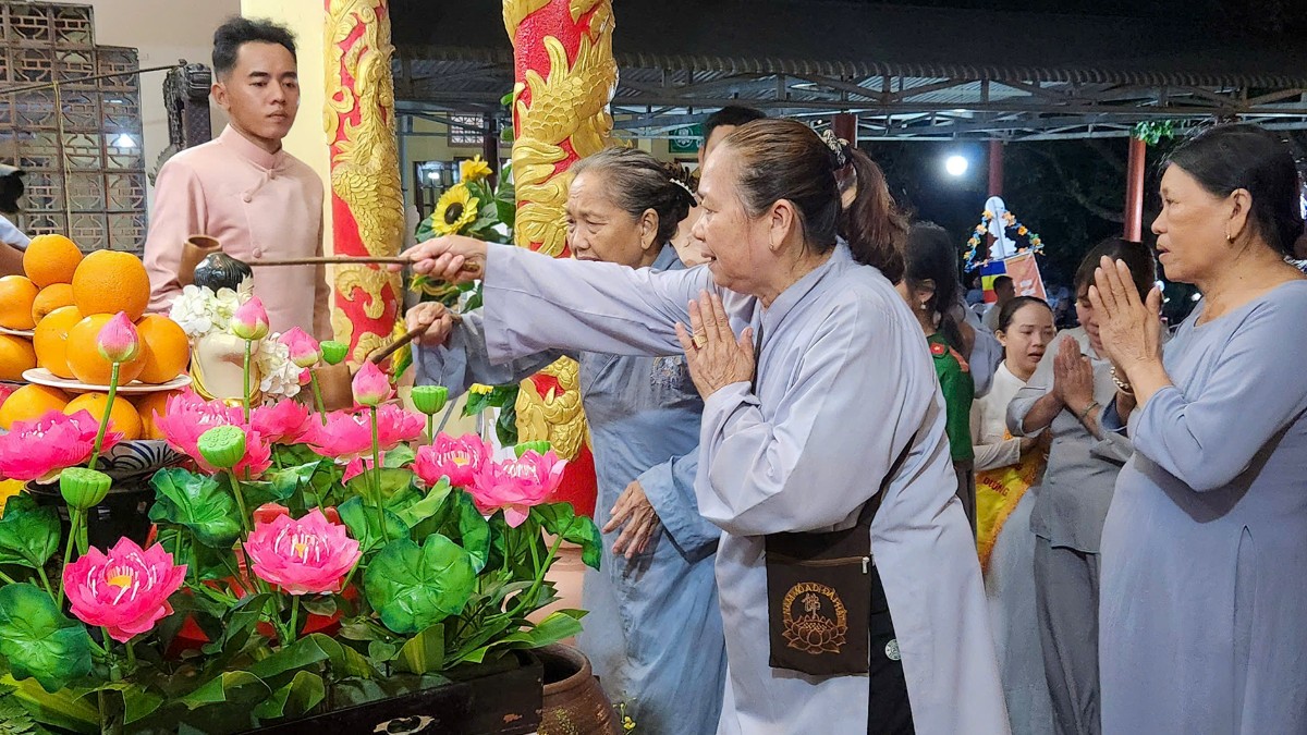 Nghi thức tắm Phật tại chùa Linh Tiên mùa Vesak 2026