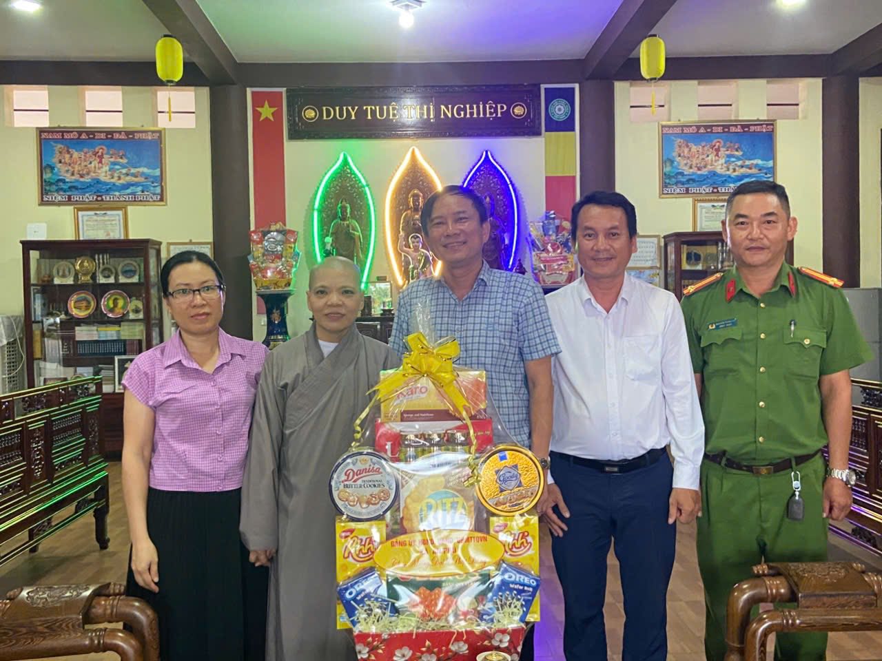Lãnh đạo xã An Phú chụp hình lưu niệm cùng chư Tôn đức