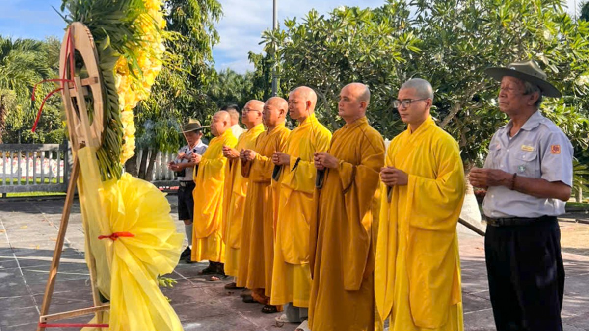 Ban Trị sự GHPGVN tỉnh Quảng Ngãi dâng hương tưởng niệm Anh hùng Liệt sĩ