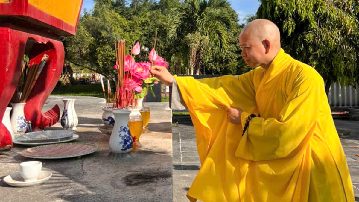 Chư Tôn đức tưởng niệm Anh hùng Liệt sĩ tại Nghĩa trang Núi Bút