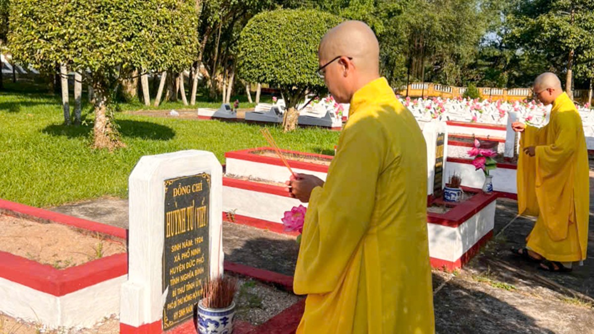 Chư Tôn đức thắp hương từng phần mộ liệt sĩ