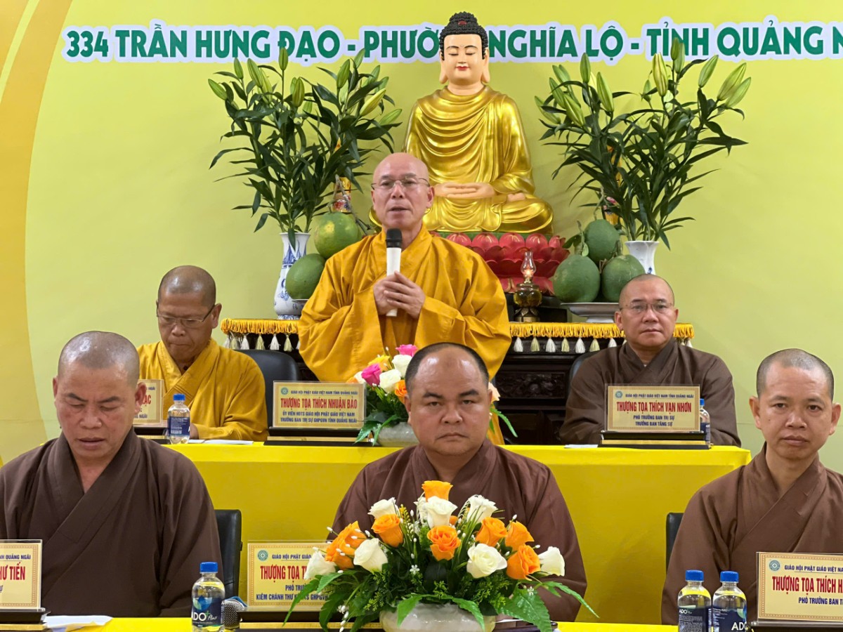 Thượng tọa Thích Nhuận Bảo phát biểu tại phiên họp Ban Trị sự GHPGVN tỉnh Quảng Ngãi
