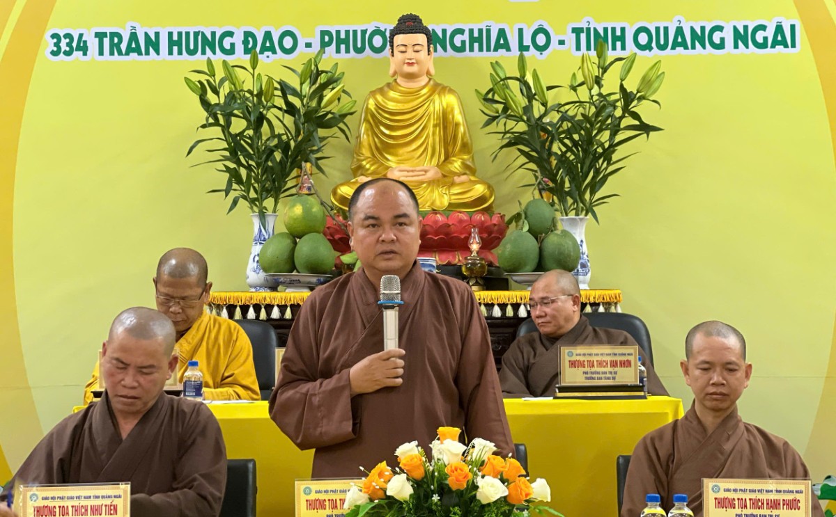 Ban Thư ký trình bày báo cáo tổng kết Đại hội và Đại lễ Phật đản PL2570