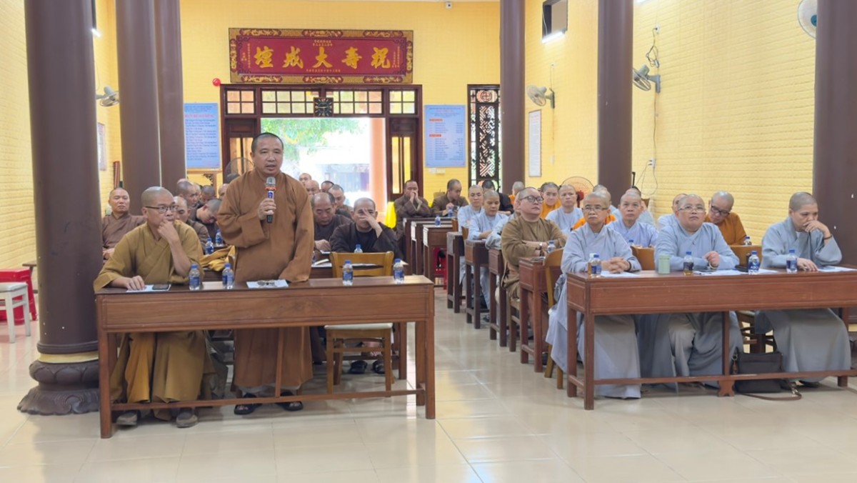 Chư Tôn đức đóng góp ý kiến tại phiên họp Ban Trị sự GHPGVN tỉnh Quảng Ngãi