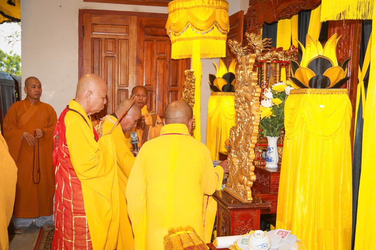 Chư Tôn đức cử hành nghi thức sái tịnh kim quan