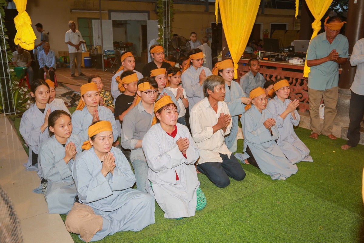 Tăng Ni Phật tử đồng về hộ niệm cố Hòa thượng Thích An Quảng