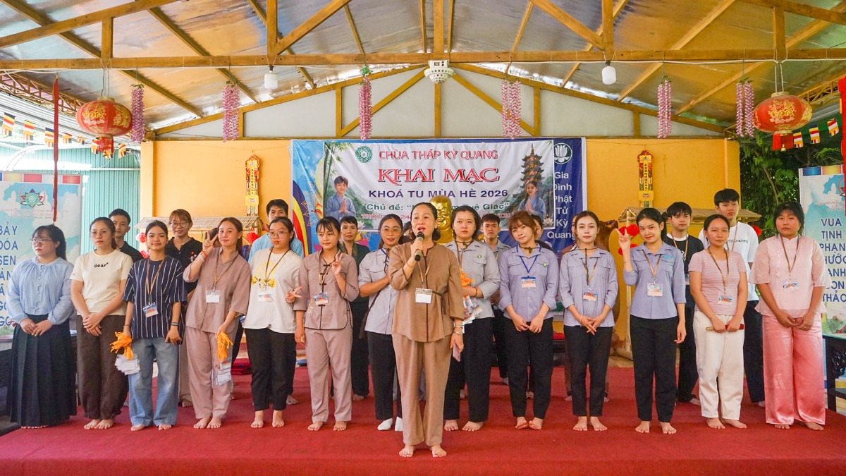Ban tổ chức và tình nguyện viên phát nguyện phụng sự