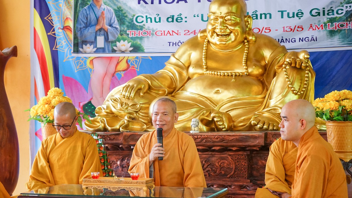 Thượng tọa Thích Quang Hạnh phát biểu khai mạc khóa sinh hoạt mùa Hè