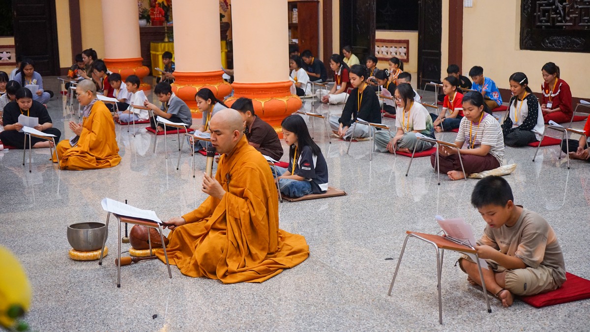 Đại đức Thích Chiếu Từ hướng dẫn thời kinh sám hối