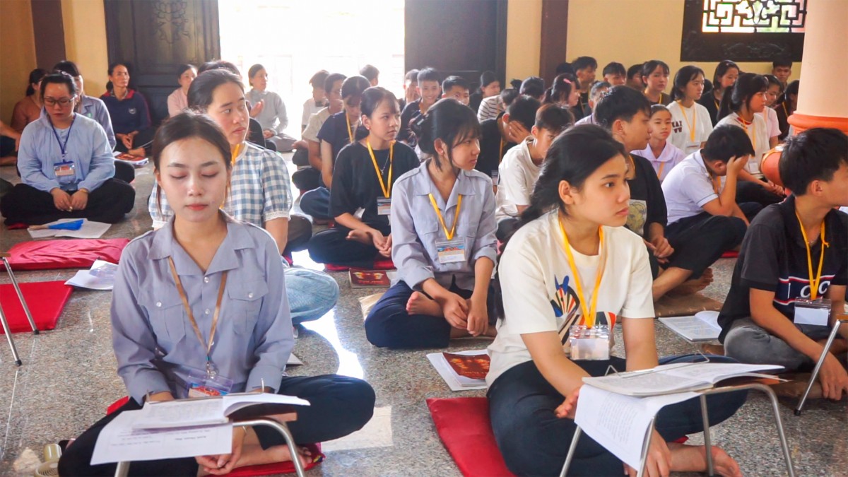 Tu sinh tham dự thời kinh sám hối tại khóa sinh hoạt Phật pháp mùa Hè Ươm Mầm Tuệ Giác