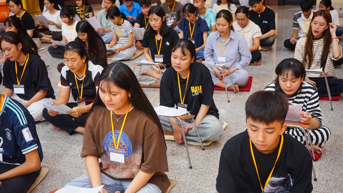 Tu sinh lắng nghe pháp thoại tại chùa Tháp Kỳ Quang