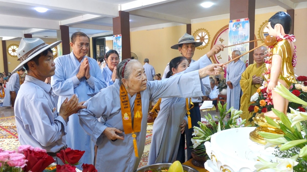 Nghi thức tắm Phật tại chùa Tháp Kỳ Quang